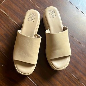 No boundaries tan platform sandals